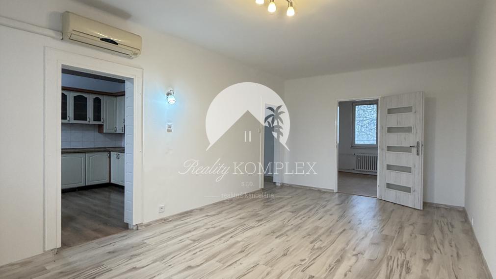 IBA U NÁS! Reality KOMPMPLEX s.r.o. Vám ponúka na PREDAJ zrekonštruovaný 3 izbový byt v Komárne na ul. Damjanichová!