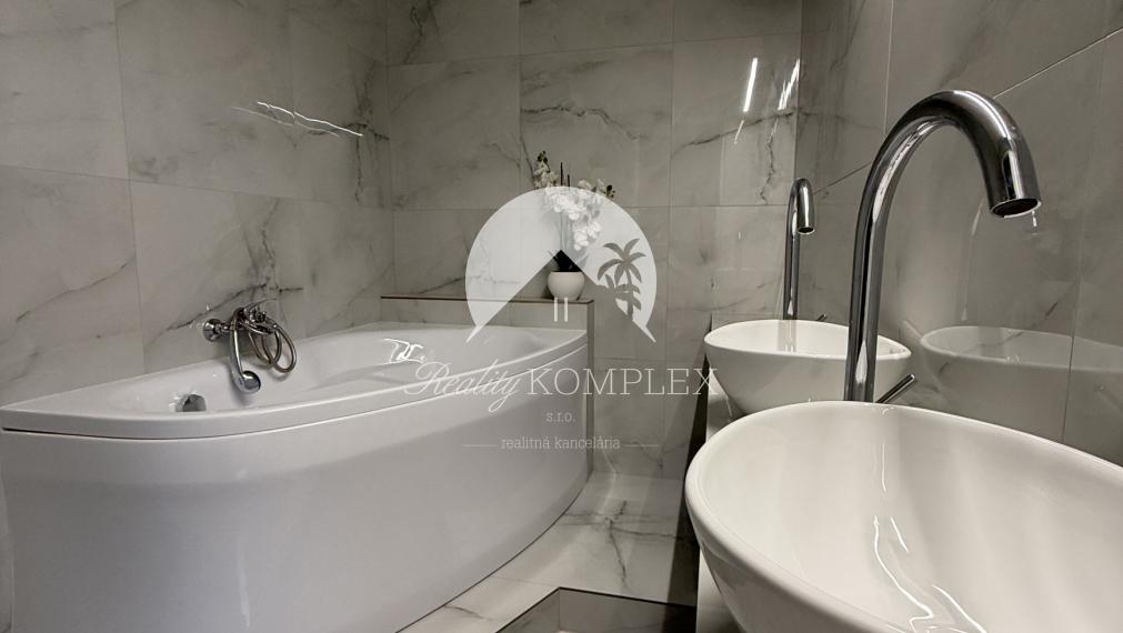 IBA U NÁS! Reality KOMPMPLEX s.r.o. Vám ponúka na PREDAJ zrekonštruovaný 3 izbový byt v Komárne na ul. Damjanichová!