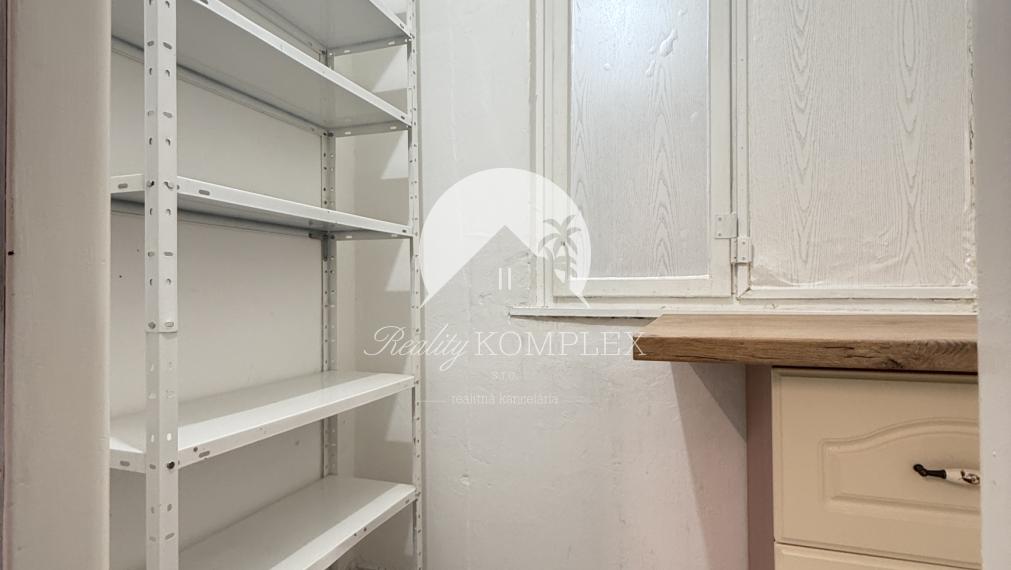 IBA U NÁS! Reality KOMPMPLEX s.r.o. Vám ponúka na PREDAJ zrekonštruovaný 3 izbový byt v Komárne na ul. Damjanichová!
