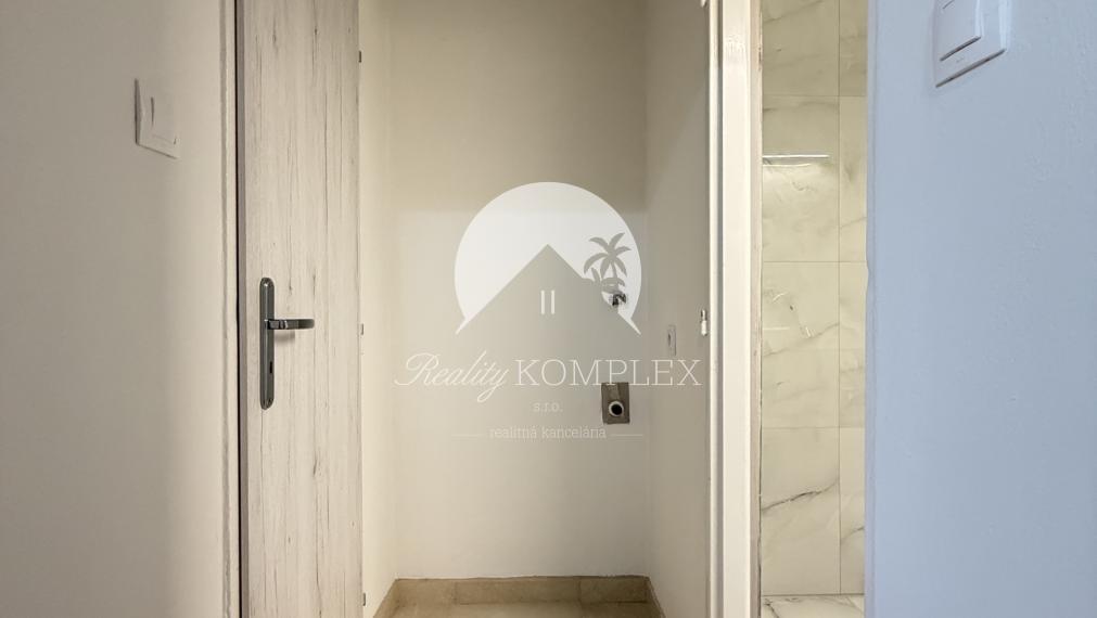 IBA U NÁS! Reality KOMPMPLEX s.r.o. Vám ponúka na PREDAJ zrekonštruovaný 3 izbový byt v Komárne na ul. Damjanichová!