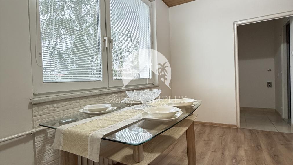 IBA U NÁS! Reality KOMPMPLEX s.r.o. Vám ponúka na PREDAJ zrekonštruovaný 3 izbový byt v Komárne na ul. Damjanichová!