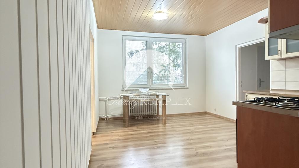 IBA U NÁS! Reality KOMPMPLEX s.r.o. Vám ponúka na PREDAJ zrekonštruovaný 3 izbový byt v Komárne na ul. Damjanichová!