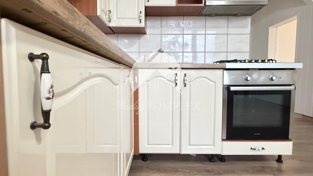 IBA U NÁS! Reality KOMPMPLEX s.r.o. Vám ponúka na PREDAJ zrekonštruovaný 3 izbový byt v Komárne na ul. Damjanichová!