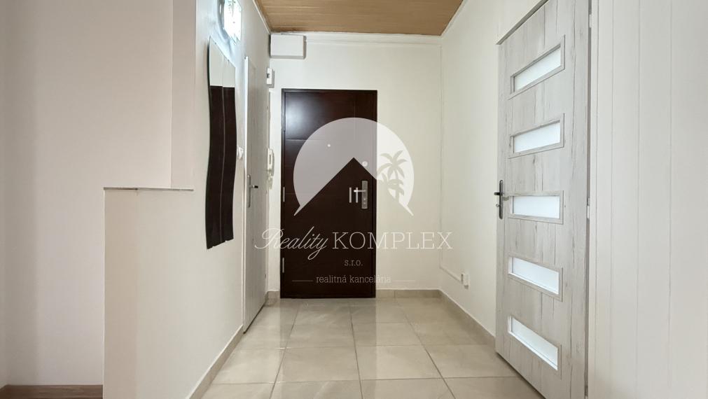 IBA U NÁS! Reality KOMPMPLEX s.r.o. Vám ponúka na PREDAJ zrekonštruovaný 3 izbový byt v Komárne na ul. Damjanichová!