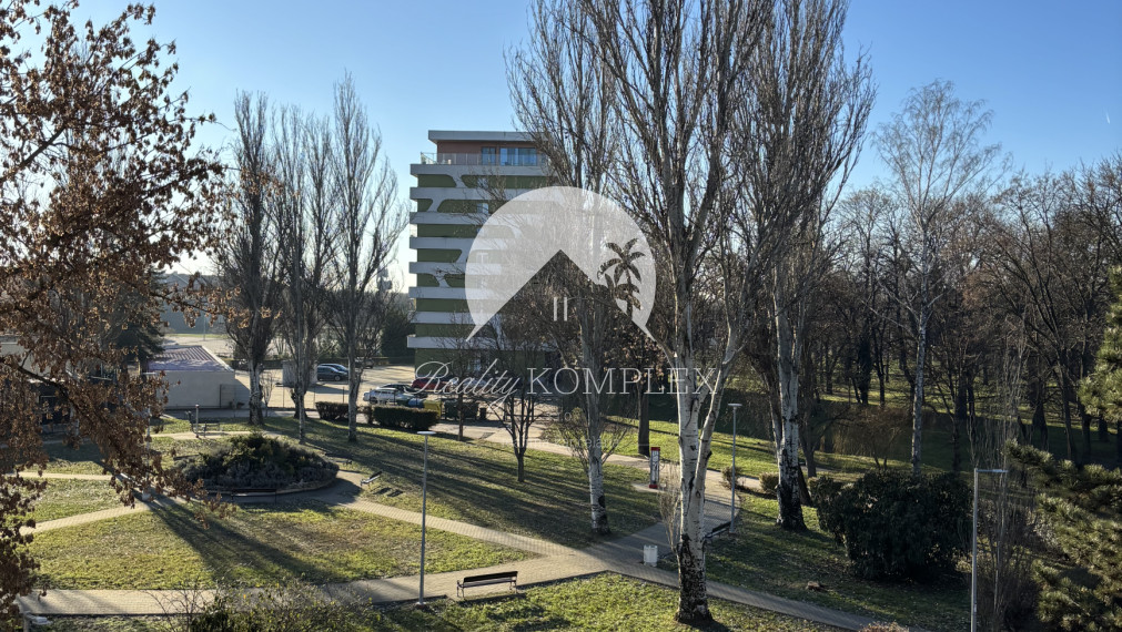 Iba u nás Vám Reality KOMPLEX s.r.o., ponúka na prenájom exkluzívny, nadštandardne zariadený trojizbový byt v atraktívnej lokalite, 250 m od centra mesta Komárno.