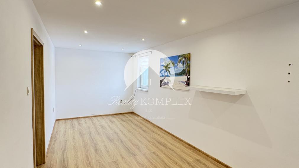 Reality KOMPLEX s.r.o., ponúka na PREDAJ 4 izbový zrekonštruovaný rodinný dom s bazénom v tichej časti KOLÁROVA !!!