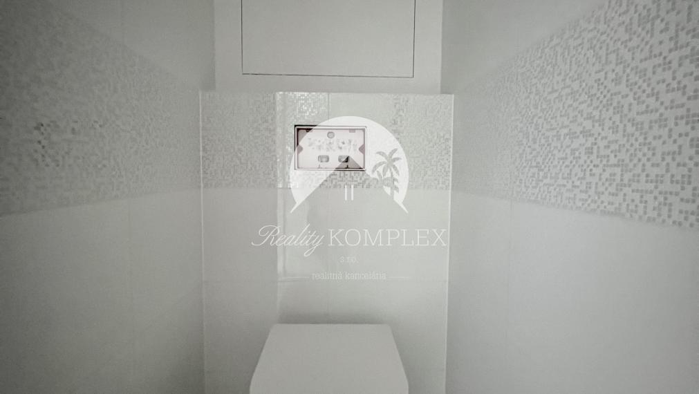 Reality KOMPLEX s.r.o. ponúka na PREDAJ kompletne zrekonštruovaný 2-izbový byt v centre Dunajskej Stredy