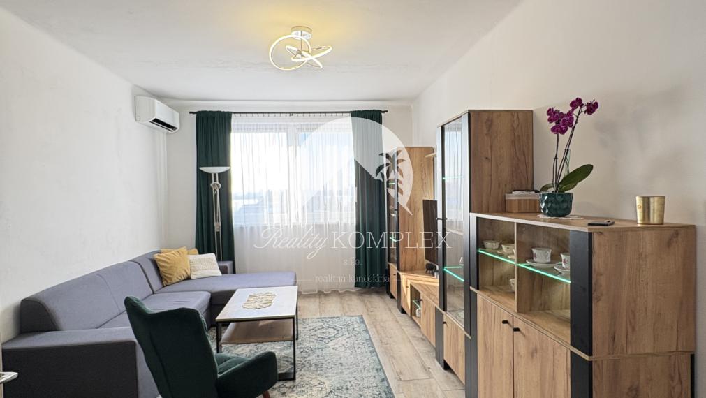IBA U NÁS !!! Reality KOMPLEX s.r.o. Vám ponúka na PREDAJ tento nádherný, kompletne zrekonštruovaný trojizbový byt s balkónom v Komárne časť Ďulov Dvor !!!
