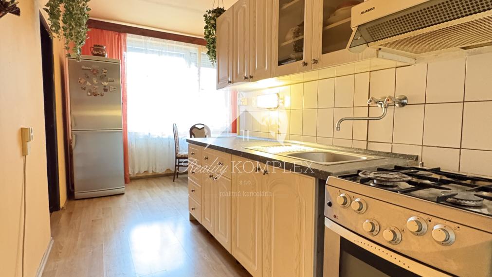 IBA U NÁS !!! Reality KOMPLEX s.r.o. Vám ponúka na PREDAJ slnečný, priestranný  3izbový byt v dobrej lokalite v Komárne !!!