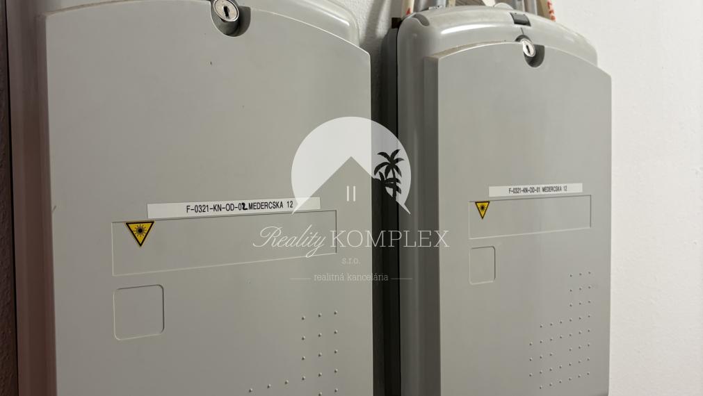 IBA U NÁS !!! Reality KOMPLEX s.r.o. Vám ponúka na PREDAJ slnečný, priestranný  3izbový byt v dobrej lokalite v Komárne !!!