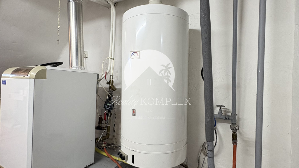 IBA U NÁS !!! Reality KOMPLEX s.r.o., ponúka na PREDAJ 5 izbový zrekonštruovaný rodinný dom s garážou v tichej časti v Nesvadoch !!!