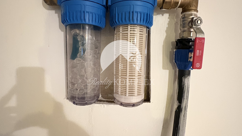 IBA U NÁS !!! Reality KOMPLEX s.r.o., ponúka na PREDAJ 5 izbový zrekonštruovaný rodinný dom s garážou v tichej časti v Nesvadoch !!!