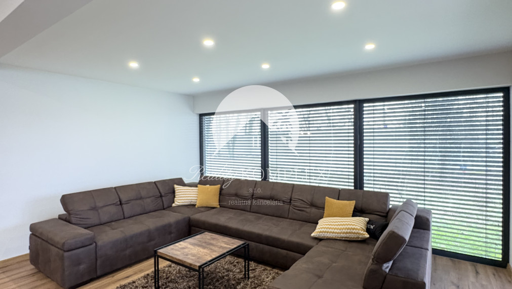 IBA U NÁS !!! Reality Komplex s.r.o. Vám exkluzívne ponúka výnimočný rodinný dom, ktorý spája moderné technológie, čistý dizajn a absolútny komfort bývania v Komárne !!!