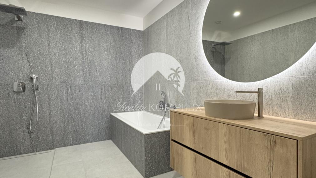 IBA U NÁS !!! Reality Komplex s.r.o. Vám exkluzívne ponúka výnimočný rodinný dom, ktorý spája moderné technológie, čistý dizajn a absolútny komfort bývania v Komárne !!!