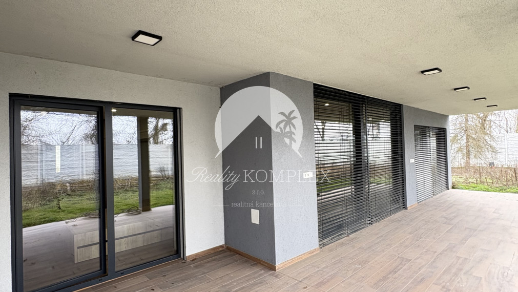 IBA U NÁS !!! Reality Komplex s.r.o. Vám exkluzívne ponúka výnimočný rodinný dom, ktorý spája moderné technológie, čistý dizajn a absolútny komfort bývania v Komárne !!!