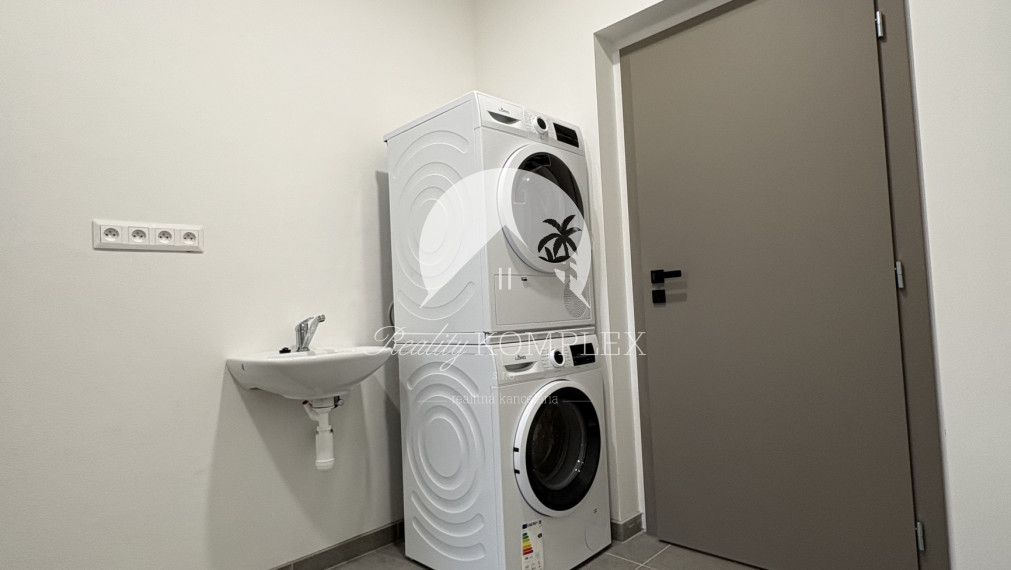 IBA U NÁS !!! Reality Komplex s.r.o. Vám exkluzívne ponúka výnimočný rodinný dom, ktorý spája moderné technológie, čistý dizajn a absolútny komfort bývania v Komárne !!!