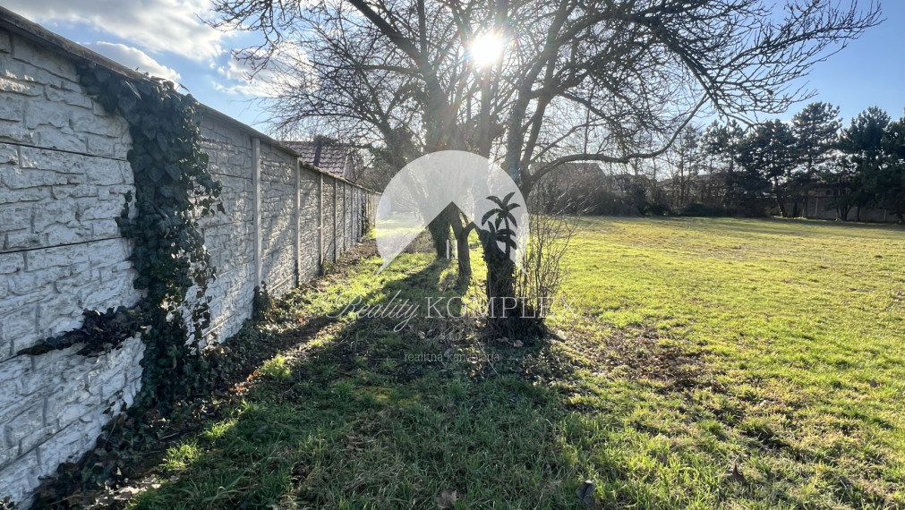 Jedinečný investičný stavebný pozemok na PREDAJ v širšom centre mesta Veľký Meder