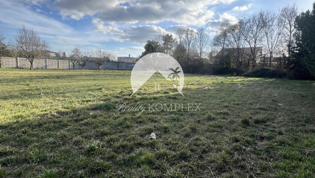 Jedinečný investičný stavebný pozemok na PREDAJ v širšom centre mesta Veľký Meder