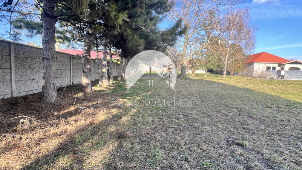 Jedinečný investičný stavebný pozemok na PREDAJ v širšom centre mesta Veľký Meder