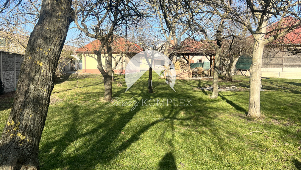 Jedinečný investičný stavebný pozemok na PREDAJ v širšom centre mesta Veľký Meder