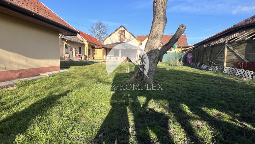 Jedinečný investičný stavebný pozemok na PREDAJ v širšom centre mesta Veľký Meder