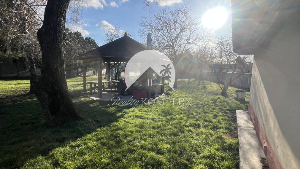 Jedinečný investičný stavebný pozemok na PREDAJ v širšom centre mesta Veľký Meder