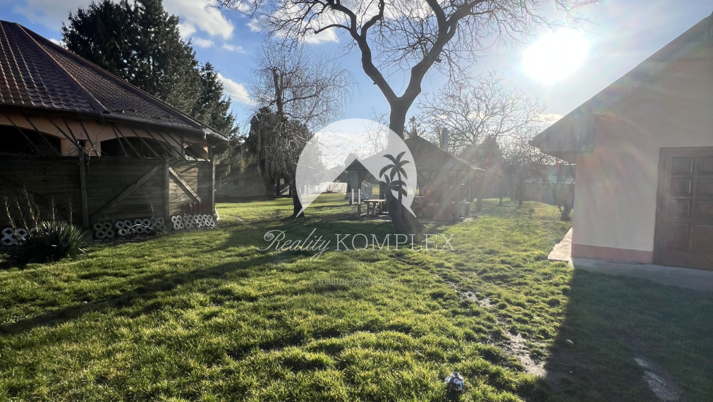 Jedinečný investičný stavebný pozemok na PREDAJ v širšom centre mesta Veľký Meder