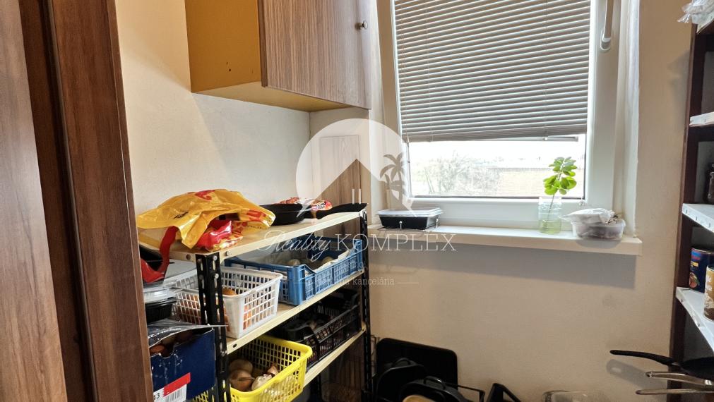 Pekný, zrekonštruovaný trojizbový byt s balkónom v Komárne na PREDAJ