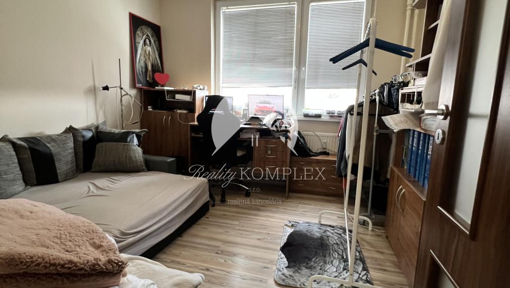 Pekný, zrekonštruovaný trojizbový byt s balkónom v Komárne na PREDAJ