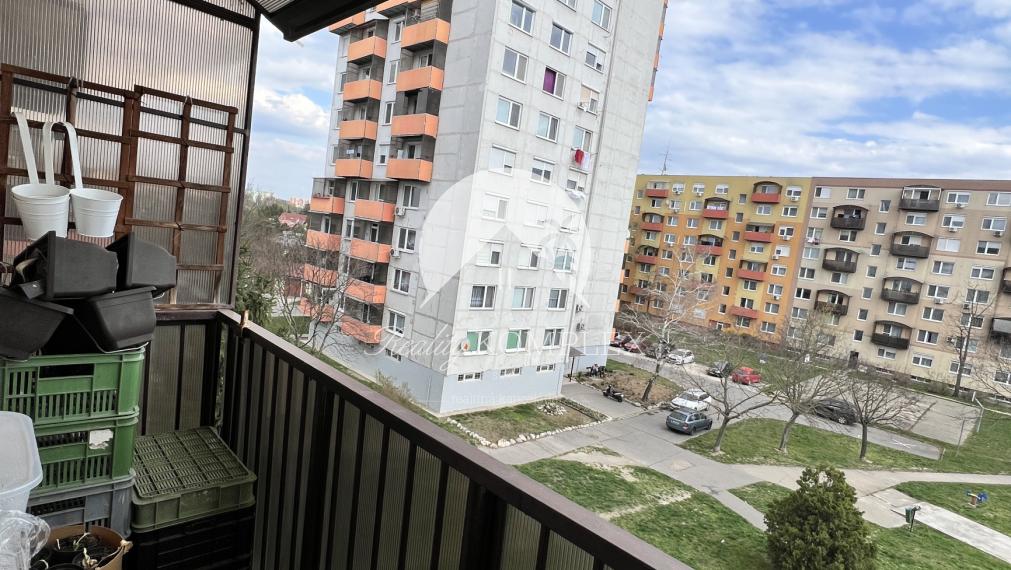 Pekný, zrekonštruovaný trojizbový byt s balkónom v Komárne na PREDAJ