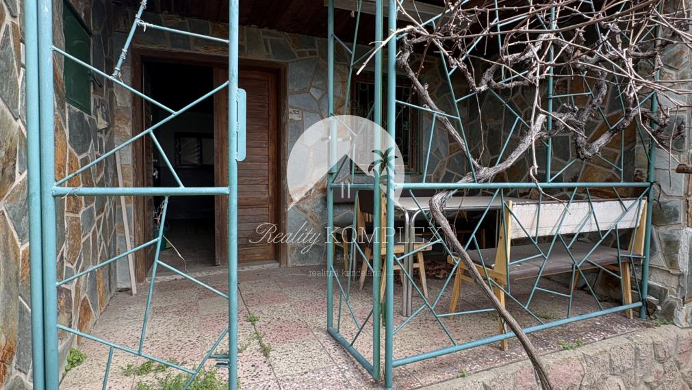 IBA U NÁS !!! Reality KOMPLEX s.r.o. ponúka EXKLUZÍVNE na predaj poschodovú chatu s pivnicou v chatovej oblasti Chotín !!!