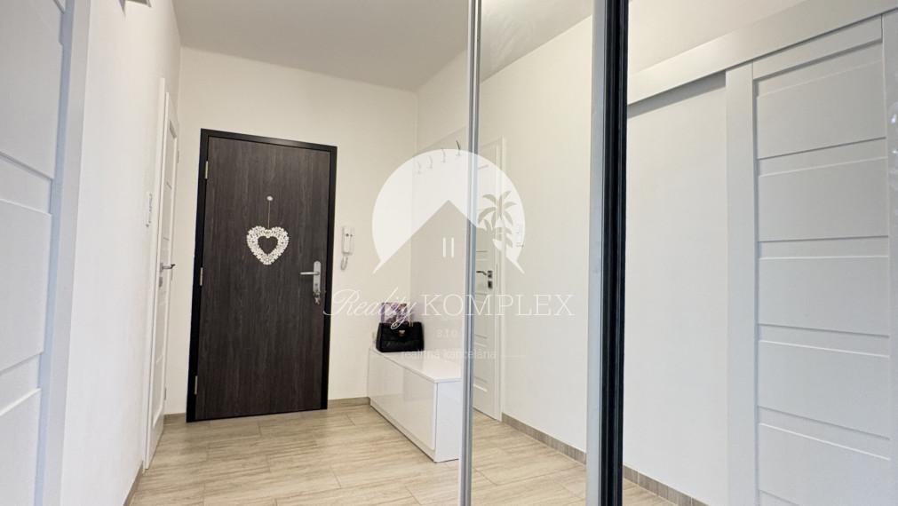 Reality KOMPLEX s.r.o. Vám ponúka na PREDAJ tento nádherný, kompletne zrekonštruovaný a zariadený trojizbový byt v Komárne.