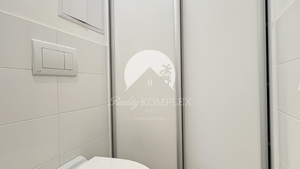 Reality KOMPLEX s.r.o. Vám ponúka na PREDAJ tento nádherný, kompletne zrekonštruovaný a zariadený trojizbový byt v Komárne.