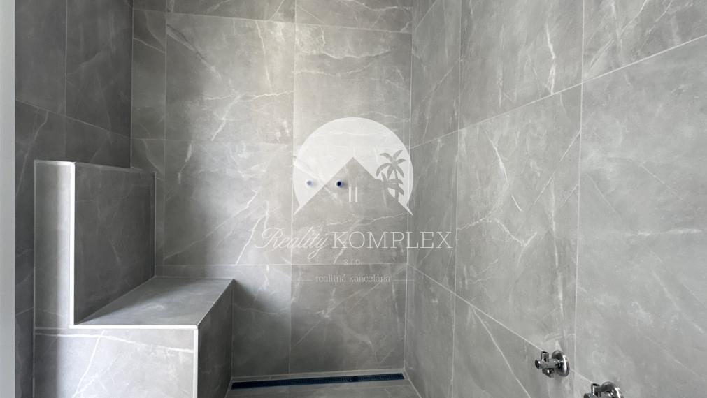 EXKLUZÍVNE IBA U NÁS !!! Reality Komplex s.r.o. vám ponúka na predaj výnimočnú novostavbu víkendového domu v jednej z najlukratívnejších lokalít – len 50 metrov od nádherného Dunaja v Moči.