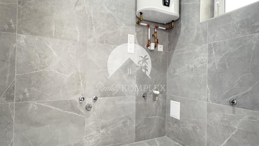 EXKLUZÍVNE IBA U NÁS !!! Reality Komplex s.r.o. vám ponúka na predaj výnimočnú novostavbu víkendového domu v jednej z najlukratívnejších lokalít – len 50 metrov od nádherného Dunaja v Moči.