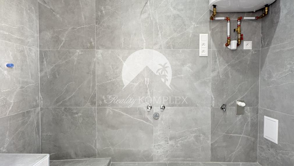 EXKLUZÍVNE IBA U NÁS !!! Reality Komplex s.r.o. vám ponúka na predaj výnimočnú novostavbu víkendového domu v jednej z najlukratívnejších lokalít – len 50 metrov od nádherného Dunaja v Moči.