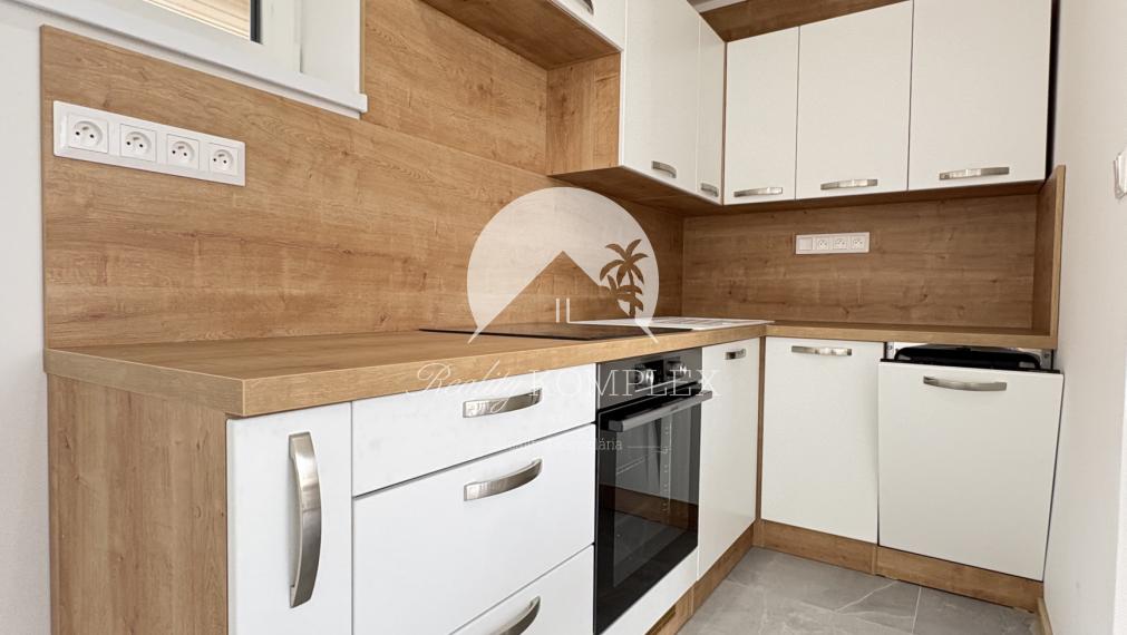 EXKLUZÍVNE IBA U NÁS !!! Reality Komplex s.r.o. vám ponúka na predaj výnimočnú novostavbu víkendového domu v jednej z najlukratívnejších lokalít – len 50 metrov od nádherného Dunaja v Moči.