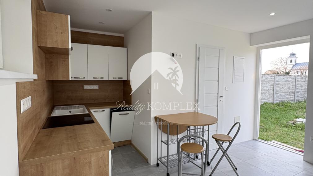 EXKLUZÍVNE IBA U NÁS !!! Reality Komplex s.r.o. vám ponúka na predaj výnimočnú novostavbu víkendového domu v jednej z najlukratívnejších lokalít – len 50 metrov od nádherného Dunaja v Moči.