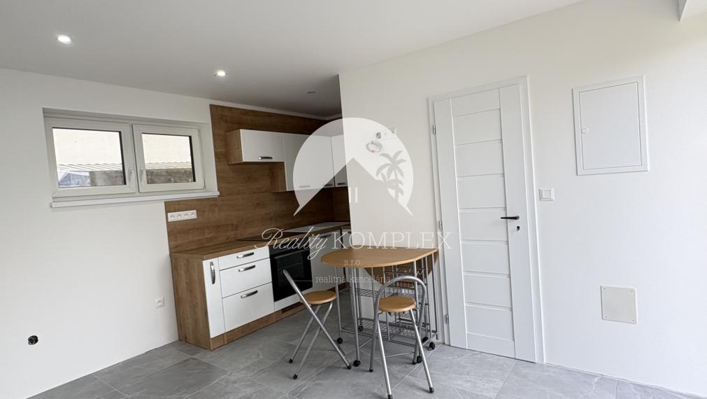 EXKLUZÍVNE IBA U NÁS !!! Reality Komplex s.r.o. vám ponúka na predaj výnimočnú novostavbu víkendového domu v jednej z najlukratívnejších lokalít – len 50 metrov od nádherného Dunaja v Moči.