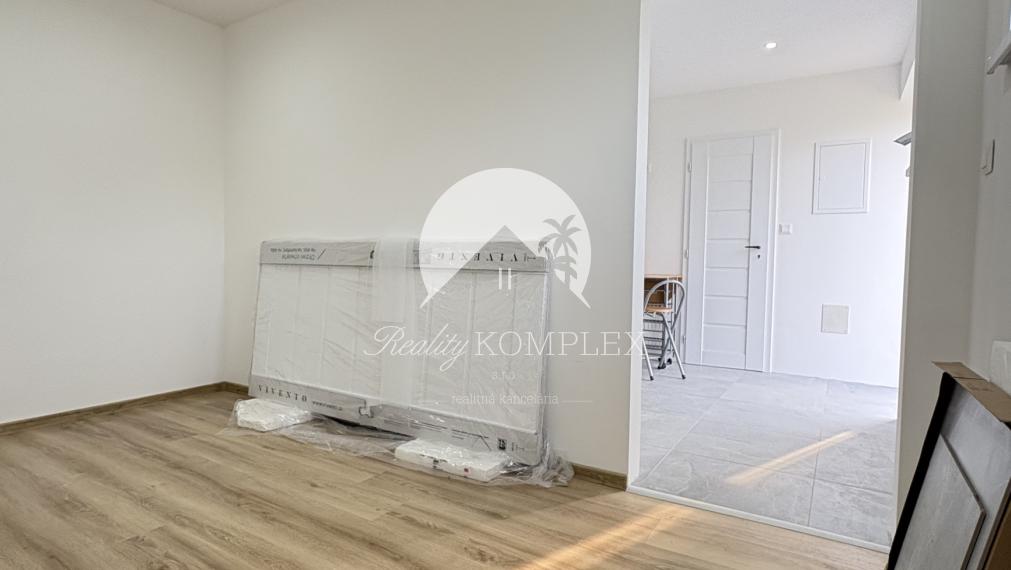 EXKLUZÍVNE IBA U NÁS !!! Reality Komplex s.r.o. vám ponúka na predaj výnimočnú novostavbu víkendového domu v jednej z najlukratívnejších lokalít – len 50 metrov od nádherného Dunaja v Moči.