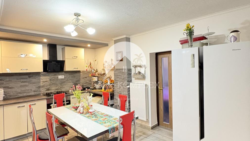 Exkluzívne iba u nás !!! Reality KOMPLEX s.r.o., Vám ponúka zrekonštruovaný 4 izbový rodinný dom s pozemkom vo vyhľadávanej lokalite v úplne tichom prostredí, obci Pribeta !!!