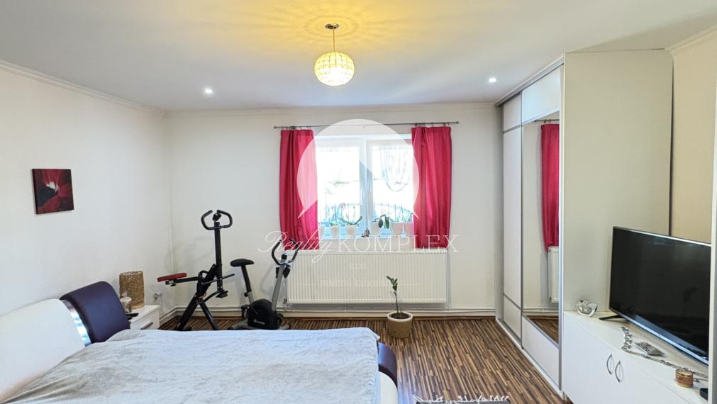 Exkluzívne iba u nás !!! Reality KOMPLEX s.r.o., Vám ponúka zrekonštruovaný 4 izbový rodinný dom s pozemkom vo vyhľadávanej lokalite v úplne tichom prostredí, obci Pribeta !!!