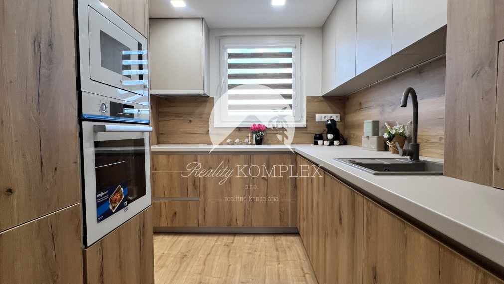 Nádherný trojizbový byt s balkónom s krásnym výhľadom na PREDAJ v Komárne!