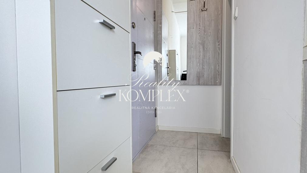 Iba u nás!!! Reality KOMPLEX s.r.o.,Vám ponúka na prenájom moderne zrekonštruovaný, zariadení 1-izbový byt v tichej časti Komárna !!!
