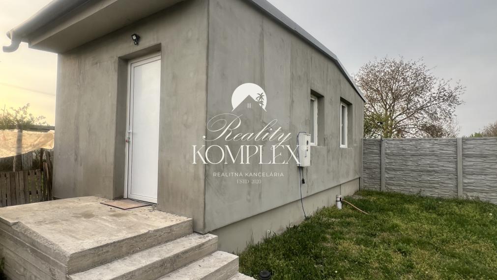 Pekná záhradka s malým domčekom na PREDAJ v Komárne!