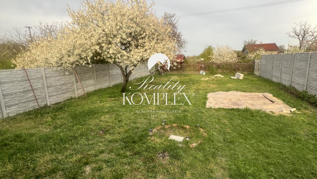 Pekná záhradka s malým domčekom na PREDAJ v Komárne!