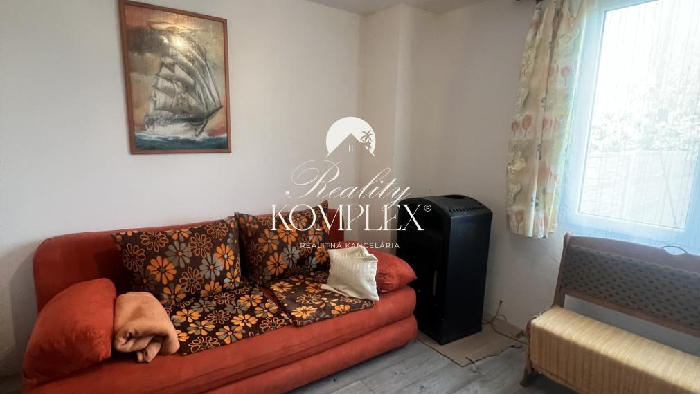 Pekná záhradka s malým domčekom na PREDAJ v Komárne!