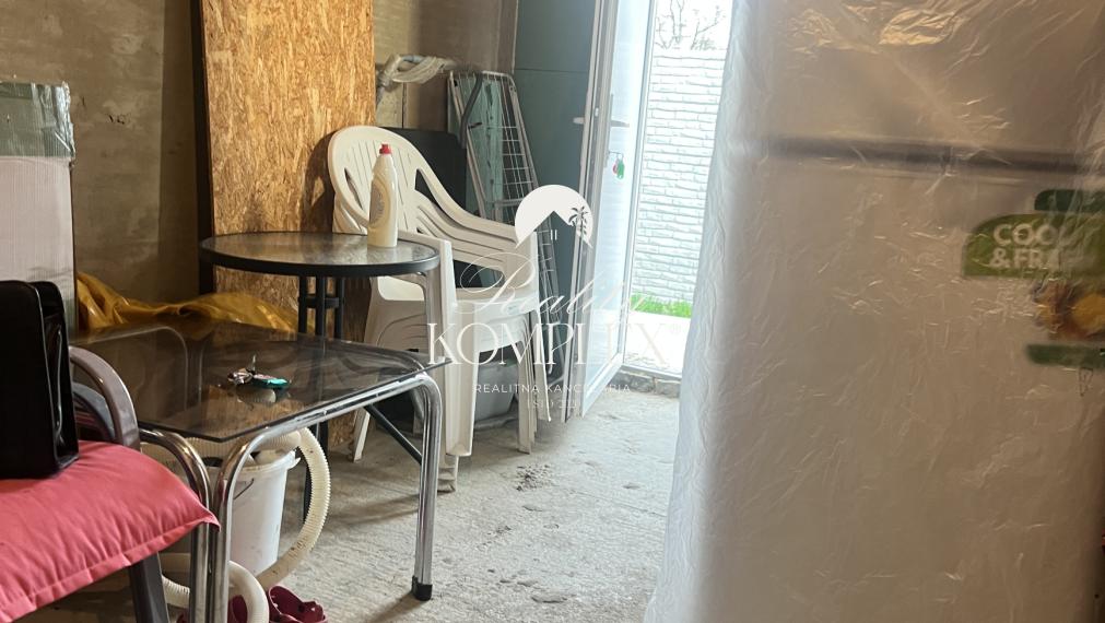 Pekná záhradka s malým domčekom na PREDAJ v Komárne!