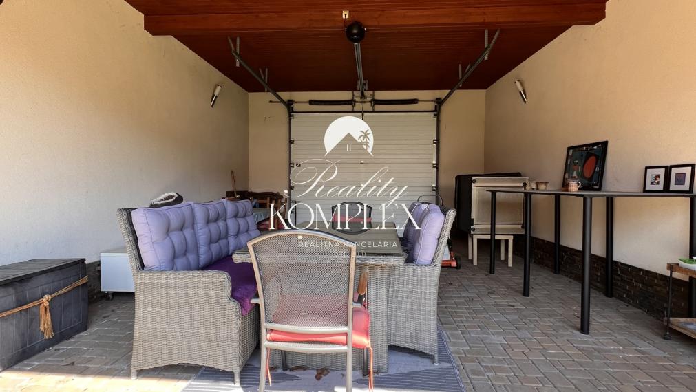 Reality KOMPLEX s.r.o. ponúka na PREDAJ NADŠTANDARDNÝ 4-IZBOVÝ RODINNÝ DOM s DVOJGARÁŽOU A KRYTOU TERASOU v KOMÁRNE