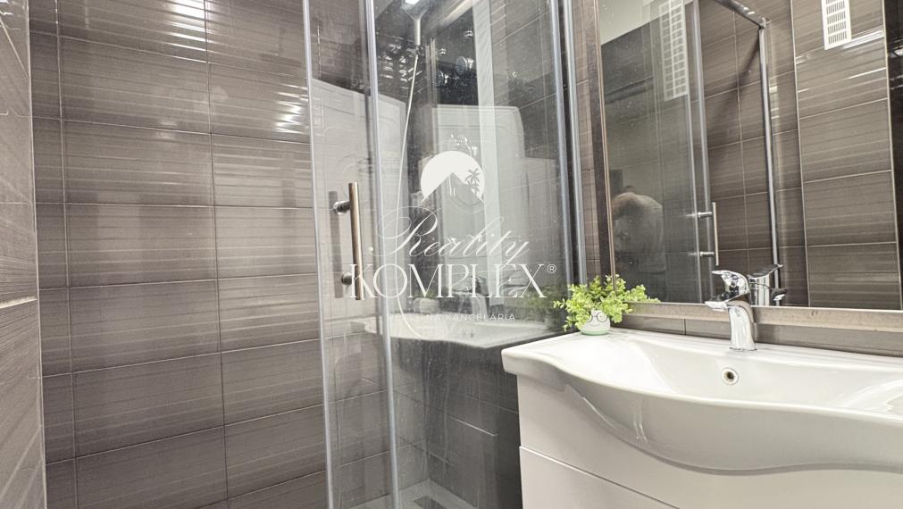 IBA U NÁS !!! Reality KOMPLEX s.r.o. Vám ponúka na PREDAJ tento nádherný, kompletne zrekonštruovaný dvojizbový byt s balkónom vo vynikajúcej lokalite mesta Komárno !!!